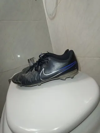 Zapatillas de fútbol Nike negras y azules