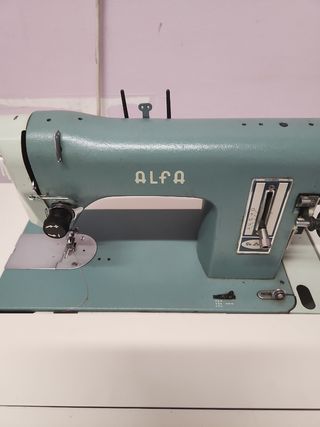 Máquina de coser Alfa con mueble