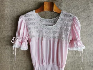 Antiguo Vestido  rosa en rayón y encaje  romántico