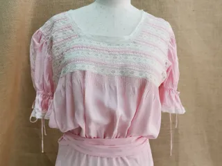 Antiguo Vestido  rosa en rayón y encaje  romántico