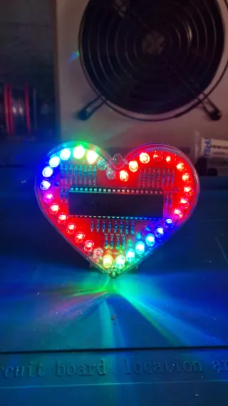 Cuore luminoso LED rosso o multicolore con giochi