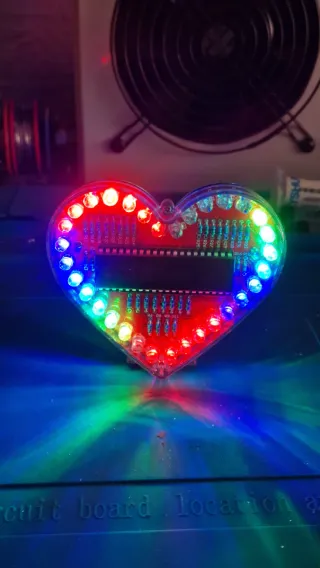 Cuore luminoso LED rosso o multicolore con giochi