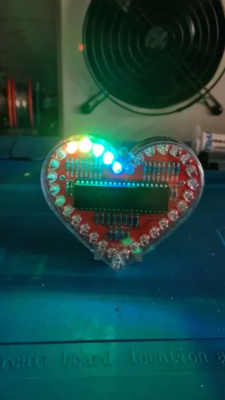 Cuore luminoso LED rosso o multicolore con giochi