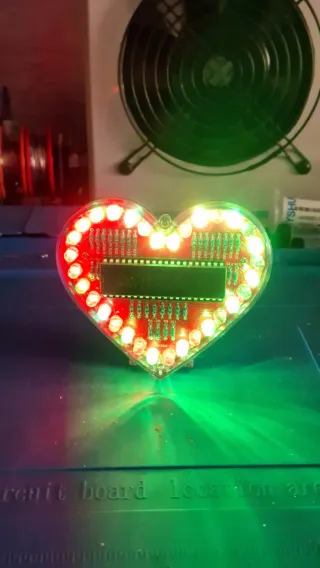 Cuore luminoso LED rosso o multicolore con giochi