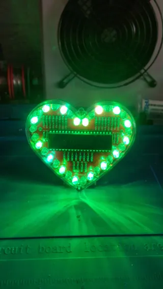 Cuore luminoso LED rosso o multicolore con giochi