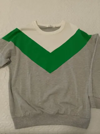 Sudadera gris y verde