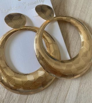 Pendientes dorados grandes con diseño geométrico
