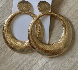 Pendientes dorados grandes con diseño geométrico