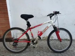 Bicicleta de Montaña Roja y Blanca