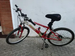 Bicicleta de Montaña Roja y Blanca