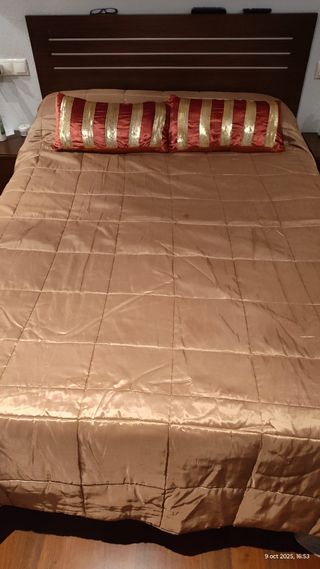 Colcha, cojines y cortinas a juego