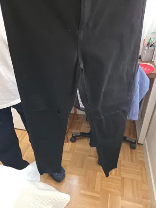 Pantalón vaquero negro abierto en las dos piernas 