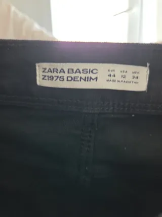Pantalón vaquero negro abierto en las dos piernas 