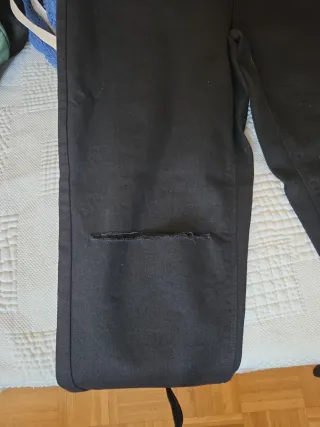 Pantalón vaquero negro abierto en las dos piernas 