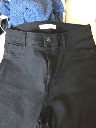 Pantalón vaquero negro abierto en las dos piernas 
