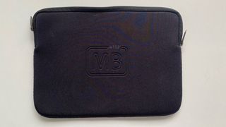 Funda TUCANO negra para MacBook 13 pulgadas