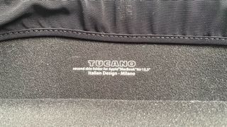 Funda TUCANO negra para MacBook 13 pulgadas