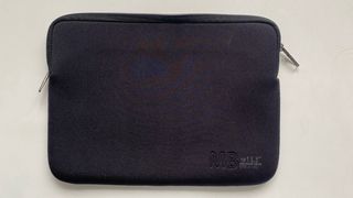 Funda TUCANO negra para MacBook 13 pulgadas