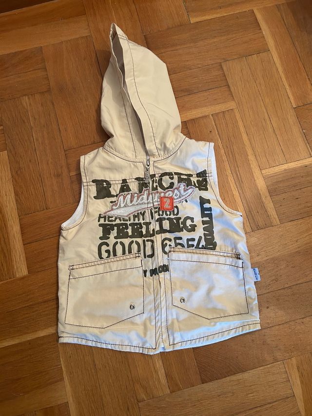 Chaleco con capucha y bolsillos