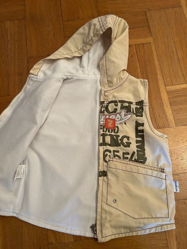 Chaleco con capucha y bolsillos