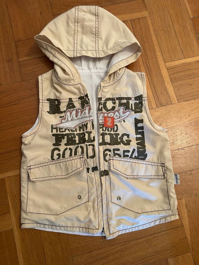 Chaleco con capucha y bolsillos