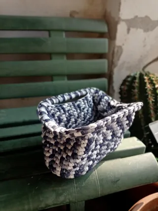 Borsa clutch uncinetto grigio e bianco