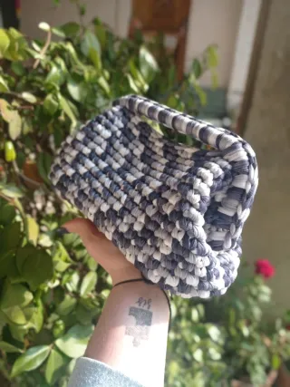 Borsa clutch uncinetto grigio e bianco