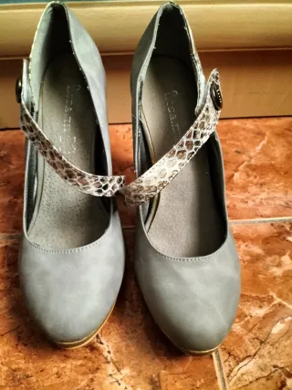 Zapatos de tacón grises con estampado