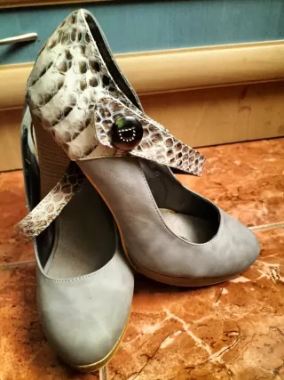 Zapatos de tacón grises con estampado