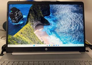 Portátil HP Ryzen 7 5700u 8GB RAM