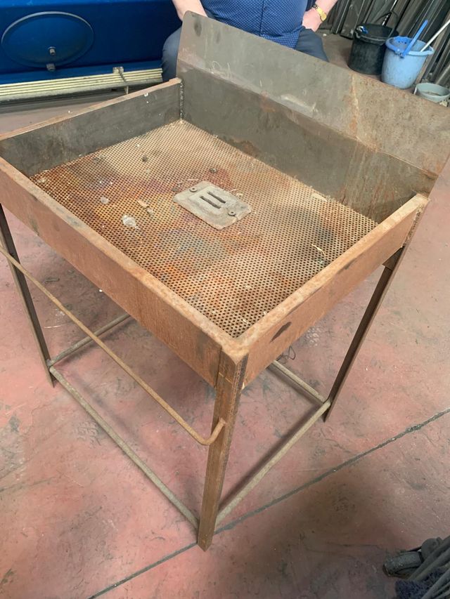 Fragua con motor soplador eléctrico