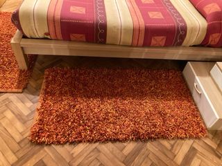 Edredón juvenil moderno beige y rojo, muy alegre.