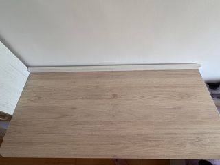 Escritorio flotante madera y blanco.