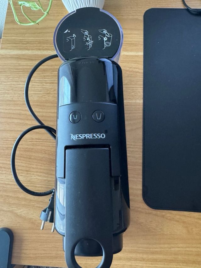 Cafetera Nespresso Essenza Mini Negra