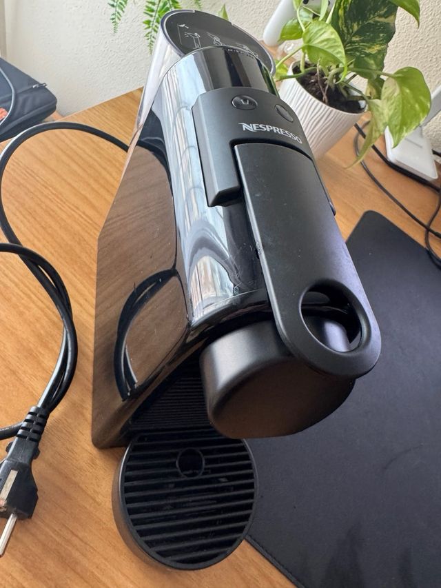 Cafetera Nespresso Essenza Mini Negra