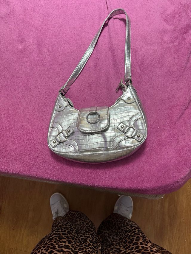 Bolso de mano plateado efecto piel