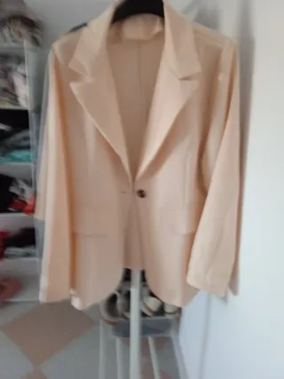 Blazer beige casual, cómoda para el día a dia
