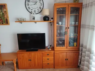 Mobili in pino con vetrina