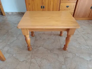 Mobili in pino con vetrina