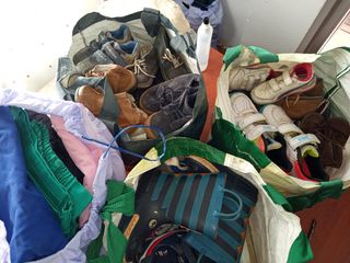 Ropa y zapatos variados 

