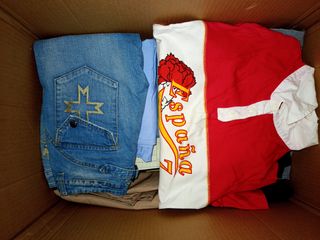 Ropa y zapatos variados 
