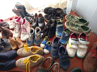 Ropa y zapatos variados 
