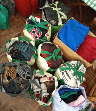 Ropa y zapatos variados 
