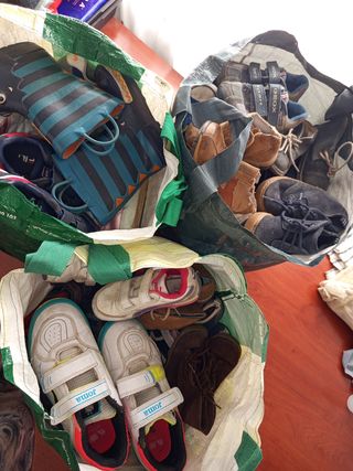 Ropa y zapatos variados 
