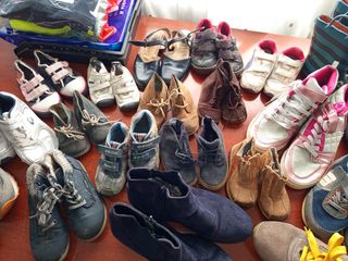 Ropa y zapatos variados 
