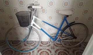 Bicicleta Fixie con cesta