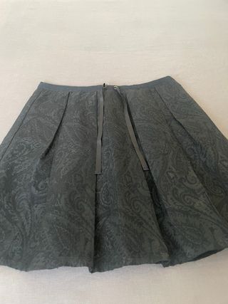 Falda negra con estampado paisley