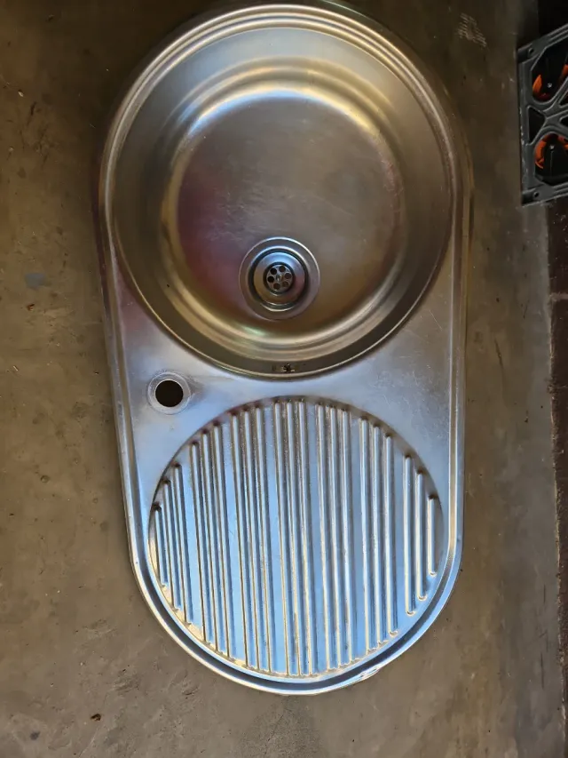 Fregadero de acero inoxidable con escurridor