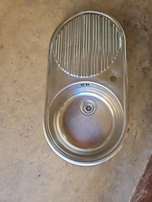 Fregadero de acero inoxidable con escurridor