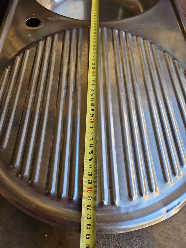 Fregadero de acero inoxidable con escurridor